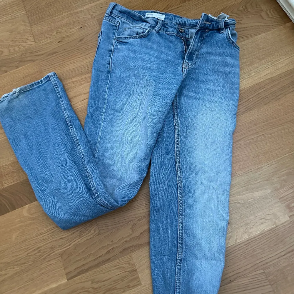 Blåa utsvängda jeans frpn bershka. Lite slitningar längs nere men inget som är trasigt. Rätt små i strl. Jeans & Byxor.