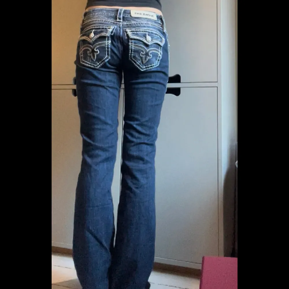 köpta second hand och endast använda en gång av mig, väldigt bra skick, utsvängda storlek 28. Jeans & Byxor.