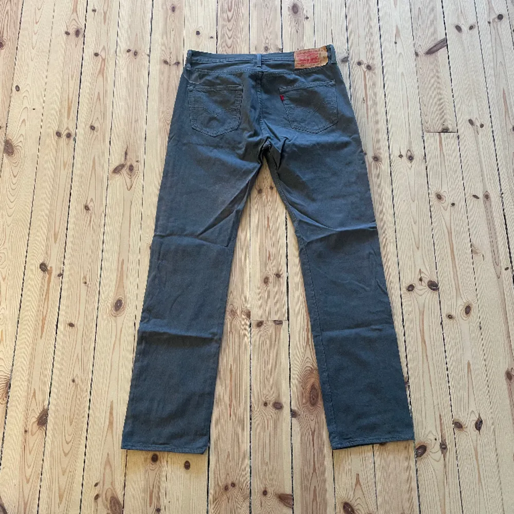 Levi’s jeans med cool färg och stänk. Jeans & Byxor.