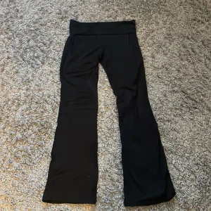 Yoga pants - Säljer svarta yoga pants ifrån hm då de var lite korta för mig. Använda ett fåtal gånger, skriv vid intresse💕