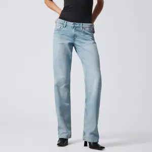 Weekdays low waist jeans i modellen Arrow. Färgen heter harper blue och syns på andra bilden. Strl. 30/30. Ej använda med lappar kvar. Nypris 590