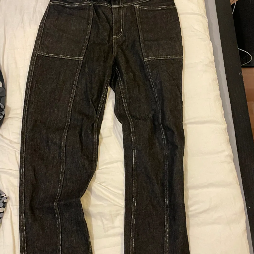 Snygga svarta jeans från weekday strlk 40, motsvarar 28-29/30. Jeans & Byxor.