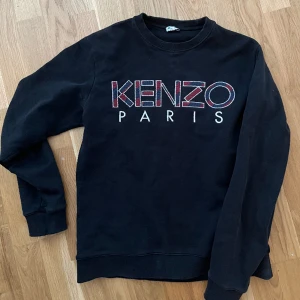 Kenzo Tröja - Riktigt fin tröja i bra skick skulle säga 7/10  Inga hål eller fläckar!  Obs (Denna tröja säljs ej i butik mer) pris kan diskuteras!