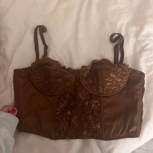 korsett  - Säljer min jättefina korsett ifrån urban outfiters då den tyvärr inte kommer till så mycket användning. Står inte vad de är för str men passar mig som är en xs/s🥰 nypris 450