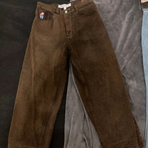 Polar skate Co. Big boy jeans  - Storlek S men byxorna är gjorda för att vara väldigt Baggy, har defekter längs ner på baksidan men annars är byxorna i ett bra skick. Skriva gärna innan köpet eller ifall det finns frågor.