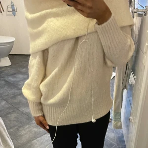 Off shoulder tröja - Oanvänd stickad tröja från hm.