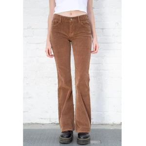 Brandy Melville Brielle Manchester byxor i brunt - Bruna Manchesterbyxor från brandy i modellen brielle. Endast använda fåtal gånger nypris ca 500kr. Byxorna är i onesize, men skulle uppskatta att de passar storlek S. Klicka gärna på köp nu och meddela för eventuella frågor 