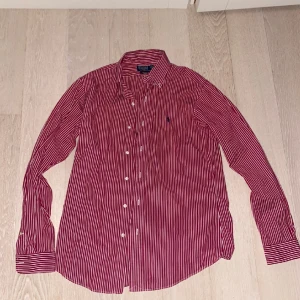 Ralph lauren skjorta  - I perfekt och nytt skick. Använt den 4 gånger. Har ingen användning av den. 