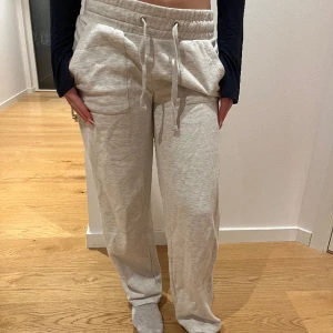 Ljusgråa mjukisbyxor - Säljer mina ljusgråa mjukisbyxor som inte kommer till användning längre och knappt använda💗lappen på byxorna är borta men tror dom är i minsta storleken (ser större ut eftersom dom inte tvättats)