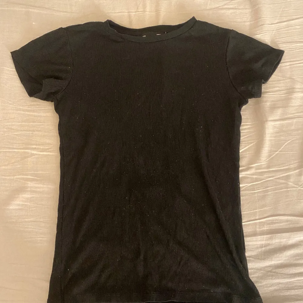 Säljer denna vanliga svarta tajta t-shirt från lager 157. Inte används mycket alls så är i bra skick! För mått osv kom privat. OBS! Alla plagg jag lägger ut tvättas alltid innan dom skickas.. T-shirts.