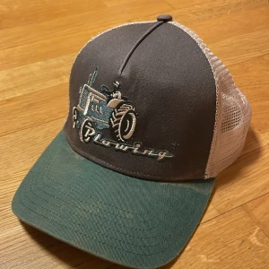 Keps  - Keps med justerbar storlek, tvättad men blekt/fläckig. Säljes i befintligt skick. 