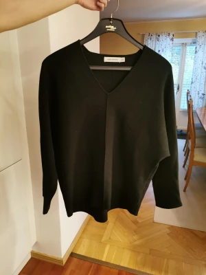 Svart Carin Wester Tröja - Storlek XS med en lös passform. Inga defekter i bra kondition. 