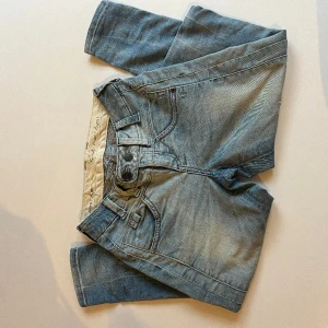 Object jeans  - Använda object jeans som är low waist och skinny. Fina detaljer på och i gott skick! 