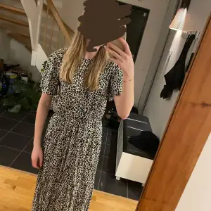 Säljer min söta leopard klänning från Lindex🩷 Nästan aldrig använd utan defekter!