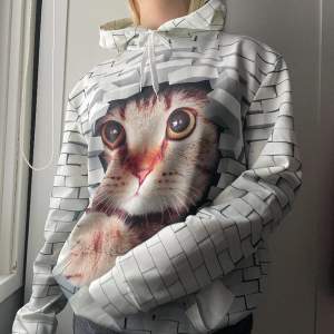 Nu säljer jag denna hoodie med kattryck då den aldrig användts. Tröjan har ett glansigt material som är skönt mot kroppen och är väldigt lätthanterlig då den inte behöver strykas efter tvätt. En superunik tröja!!🤍