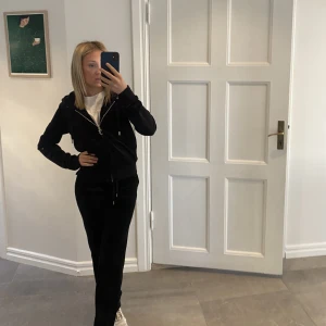 Juicy Couture set - Säljer mitt svarta juicy couture set då de ej kommer till användning. tröja i xs och byxor i xxs🥰pris går självklart att diskutera 