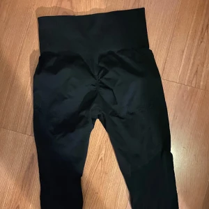 Tights med scrunch  - Svarta trämingstights från shein med scrunch i rumpan. Skönt ordentligt material. Endast testade.