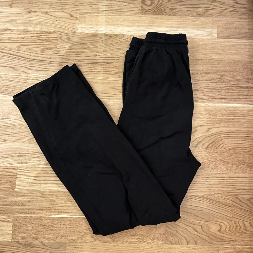 Säljer dessa svarta mjukisbyxor från Asos. Vida i benen, i mycket bra skick. Storlek 34 (tall). Jeans & Byxor.