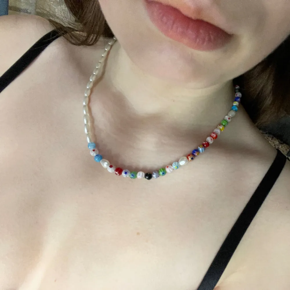 Super fint halsband med färgglada pärlor från Mango !🤍 Skriv om du har några frågor💬. Accessoarer.