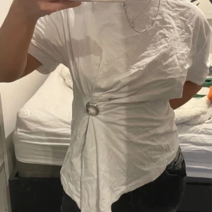 Topp - Skitsnygg topp med fin detalj från zara💞