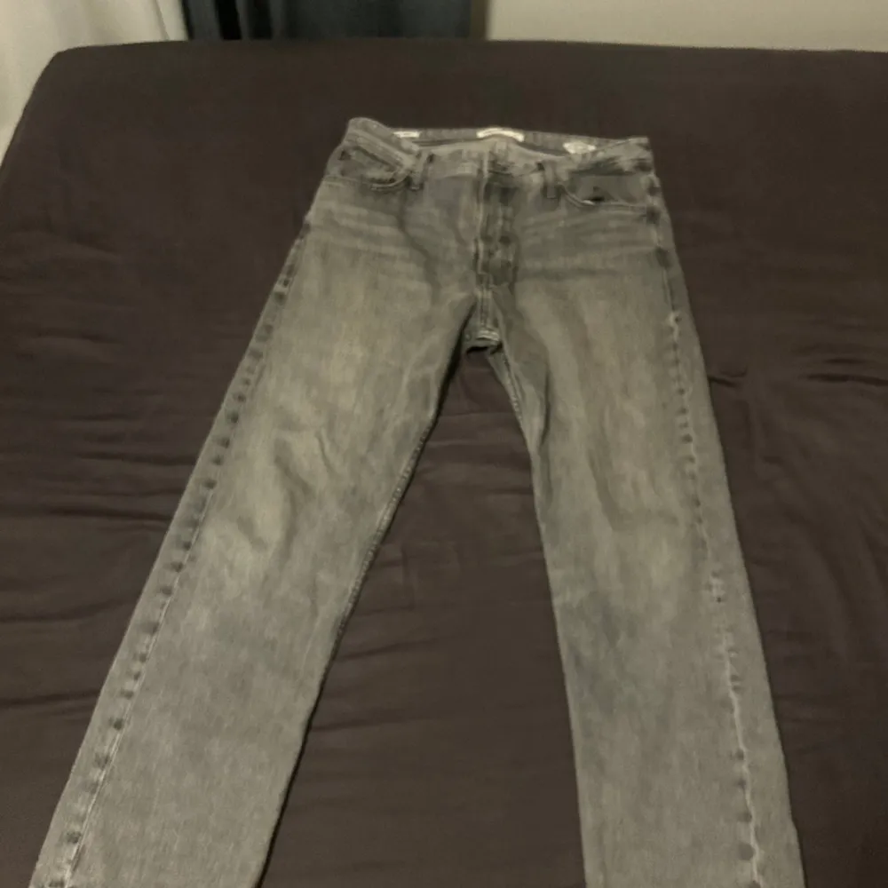 Gråa jenaa från jack & jones köpte dem för 799 och använda en gång och nytvättade. Jeans & Byxor.