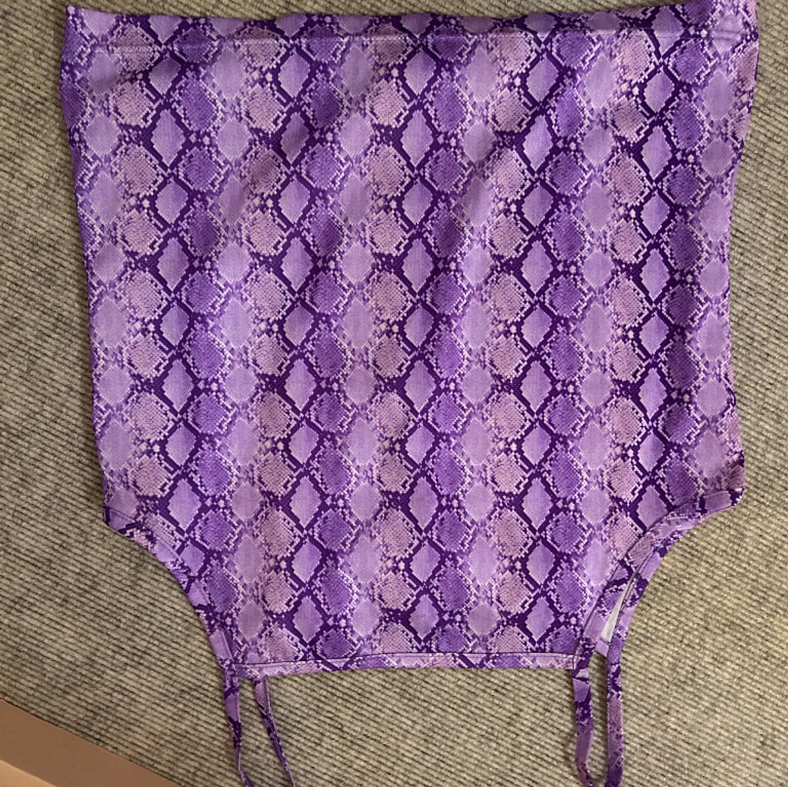 Lila djurmönstrat linne