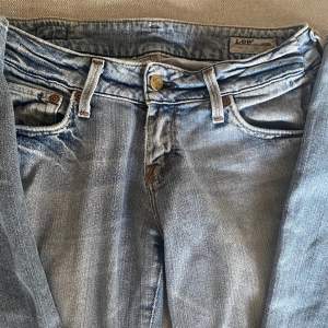 Super snygga low waist bootcut jeans från Lee💙 - priset går att diskutera 