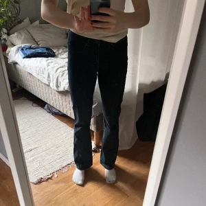 Bootcut jeans - Bootcut jeans från Lee! Midwaist!😻Står ingen storlek men jag är 173cm och brukar ha S-M!