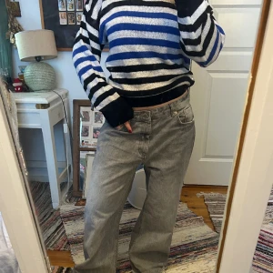 Randig tröja - Stickad tröja med glittriga ränder i blå, vit och svart. 