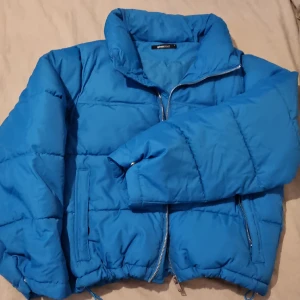 Säljes - Kort pufferjacka  med fickor från gina tricot i storlek S. (Nypris 699 kr)