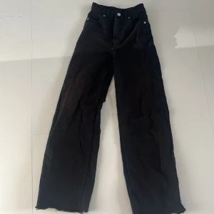 Jeans - Svarta jeans! Ursprungligen från hm men sjukt bra skick 