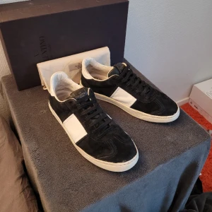 Valentino Flycrew - Riktigt feta Valentino Flycrews! Storlek 43, cond 7/10. Box och dustbags ingår! Hojta till vid minsta lilla fråga🙂