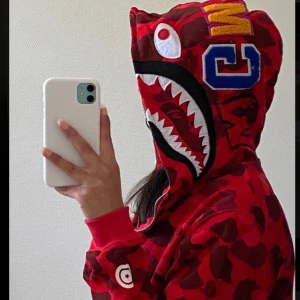 Röd bape hoodie full zip  - Aldrig använd! Nyskick!!    Köparen står för frakt 📦 