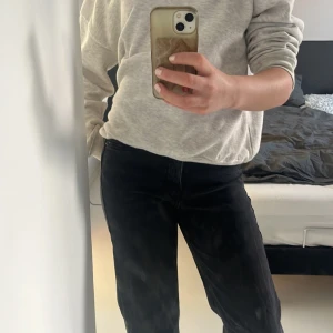 Svarta jeans med fin passform - De är nästan helt nya och från Kappahl! Inga defekter! Köpare står för frakt! Hör av er kring frågor!