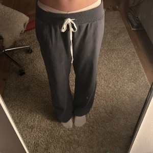 Blåa mjukisbyxor - Mjukisbyxor/yoga pants från brandy Melville. Köpta i höstas i New York City. Säljer pga lite för stora 💙 köpa för 35 dollar vilket motsvarar 400 kr ca