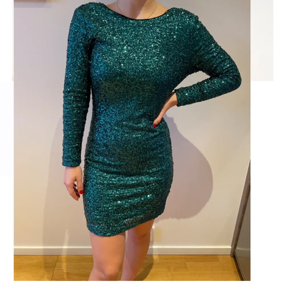 Säljer min gröna paljettklänning från H&M 💚 Klänningen är i storlek 40 men funkar perfekt för mindre storlekar, jag bär vanligtvis XS/34 och den passade 🤩 📬Kan frakta och mötas upp i Stockholm!!. Klänningar.