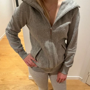 Grå zip-hoodie - Säljer min gråa zip-hoodie som inte kommer till användning men ger jättefin form💗skulle säga att den känns som en storlek S/M.