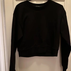 Sweatshirt  - Sweatshirt svart, knappt använd. Lite kortare i modellen. 