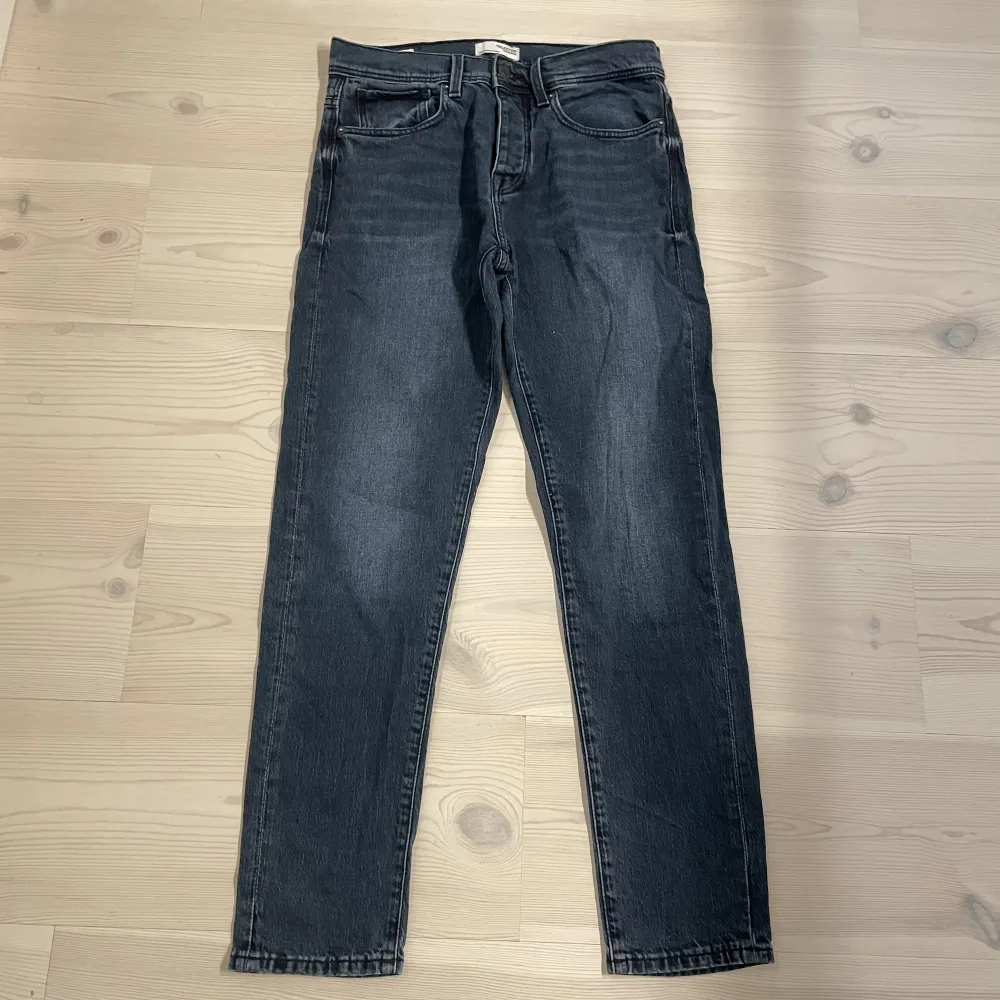 Snygga mörkblå slimfit jeans från märket Selected Homme. Jeansen är använda men fräscha och gott skick. Storlek 30/32. Vid fler frågor är det bara att höra av sig!. Farkut & Housut.