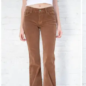 Cargo byxor/jeans från brandy Melville, finns inte längre på hemsidan inom EU. Jätte skönt material och är i bra skick, har använts några gånger🩷