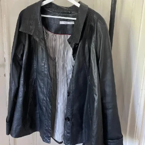 Skinnjacka - Skinnjacka köpt second hand. Passar typ alla storlekar, jag är M och den sitter oversized på mig. 