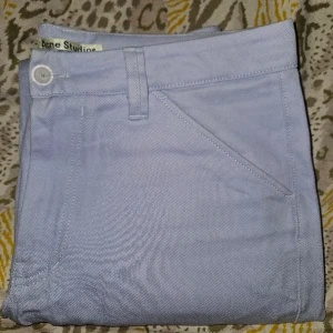 Fantastiska byxor från Acne Studios - Säljer ett par kanonfina byxor från Acne Studios i färgen lilac. Byxorna är väldigt sparsamt använda och i riktigt fint skick. Färgen är lilac och storleken är 48.
