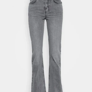 Flaerd gråa jeans från ginatricot - Snygga grå flaerd jeans från ginatricot, köpte dom under sommaren. Använt men i bra skick. Säljer för jag använder inte dom längre och dom har blivit stora på mig. Köpte dom för 499kr men säljer för 390kr. Du står för frakt eller kan träffas.