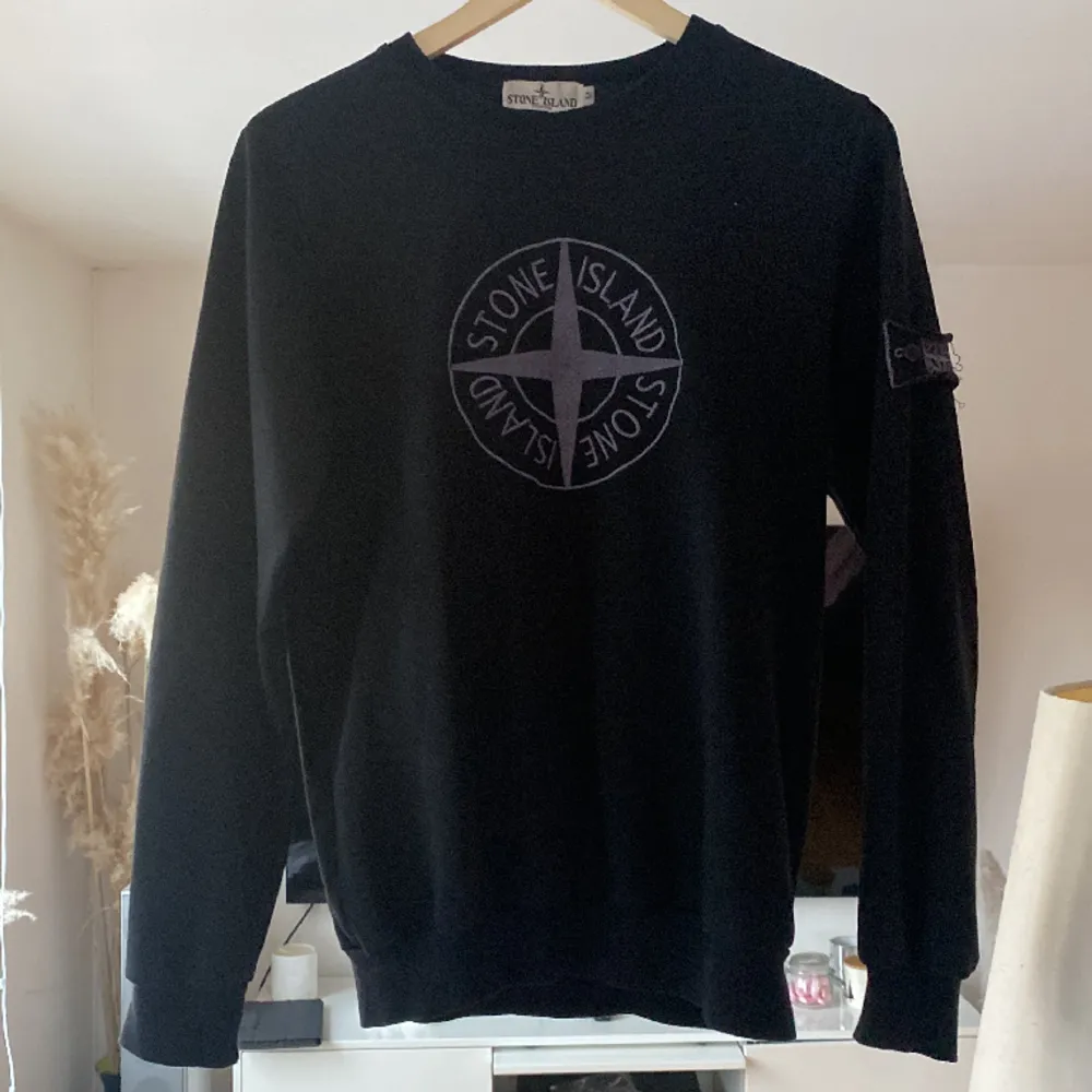 Stone Island tröja i storlek M men passar S Skicket är 7,5/10 men badgen är lite sliten med tröjan är i bra skick Dm vid andra frågor😃. Tröjor & Koftor.