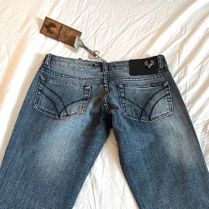 Lågmidjade jeans - vintage lågmidjade jeans från Reactive med lapparna kvar! midja: 35.5cm💕innerbenslängd:86cm💕midjehöjd: 19cm Tyvärr inga bilder med som på då de är för små för mig men mer bilder på jeansen finns!💕