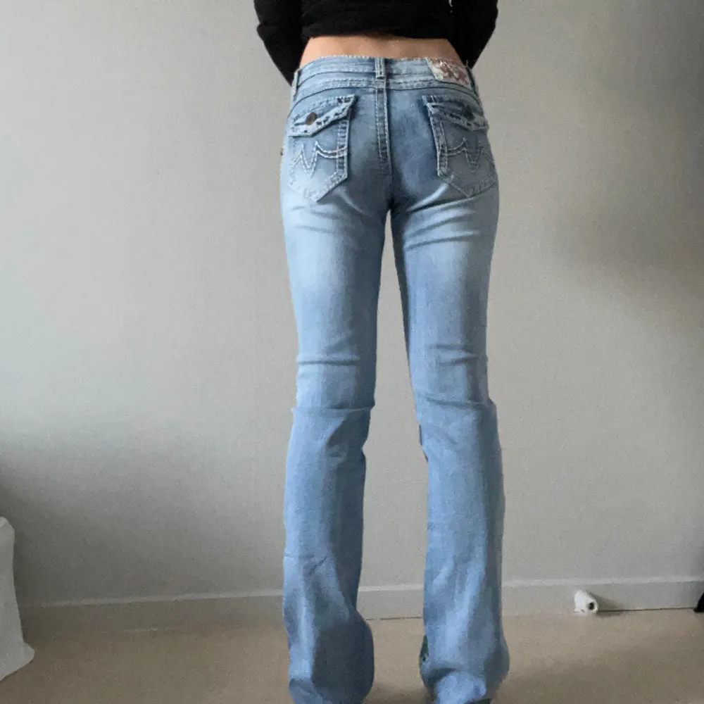 Ljusblåa jeans köpa second hand. Bra skick. Säljer pågrund utav att dem är så pass stretchiga att dem blir för drottning midjan. Dem känns inte som jeans. Pågrund utav det stretchiga så vet jag inte riktigt exakt strl. Skriv för bilder eller frågor. . Jeans & Byxor.