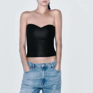 Zara blus/topp - Säljer denna sjukt snygga topp från zara, beställde för liten storlek så får tyvärr inte knäppt den. Storlek S❤️