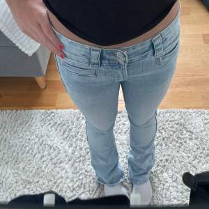 Ljusblåa jeans i storlek 158 från H&M. Helt oanvända. Nypris: 349kr. Men säljer för 299kr istället!!