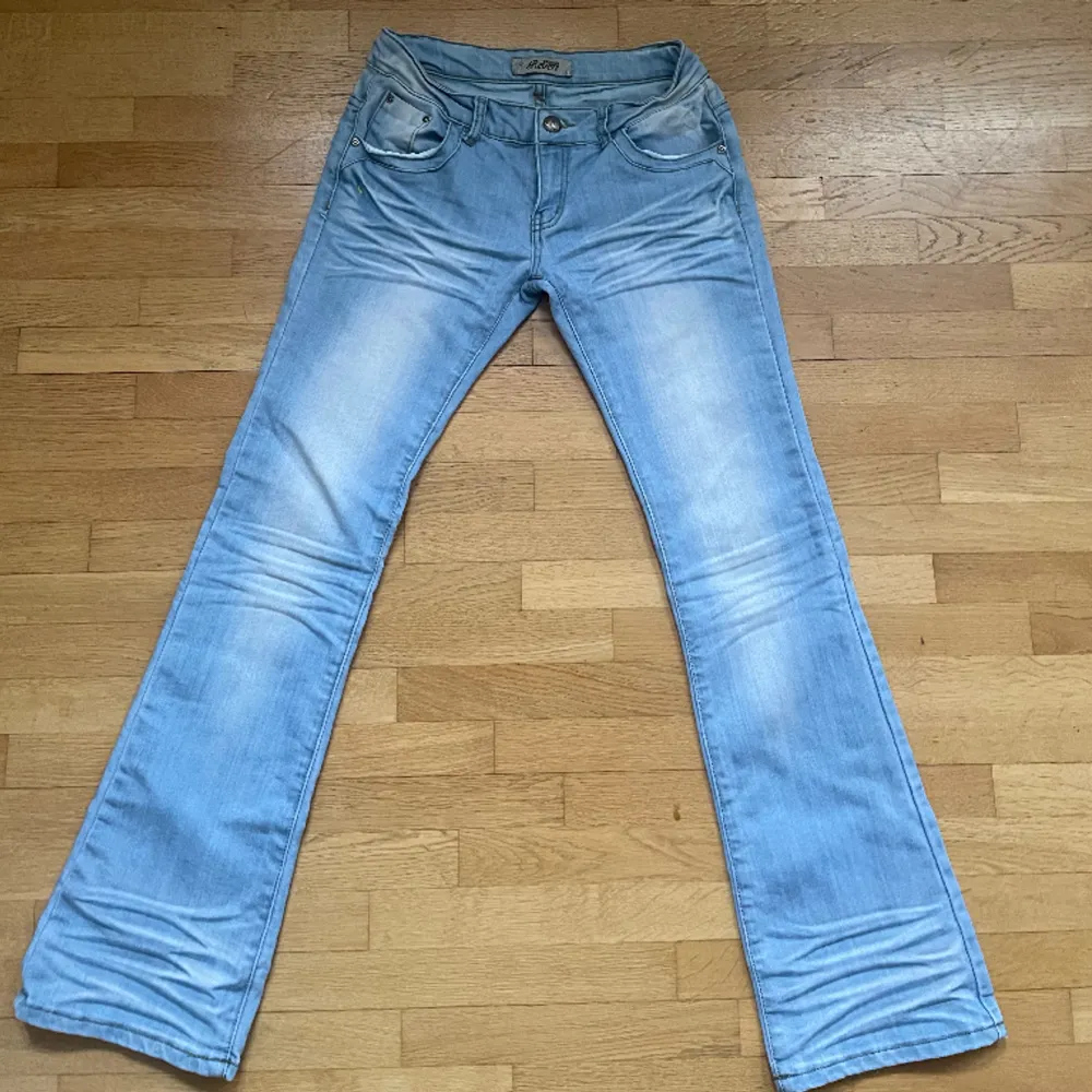 Lågmidjade ljusblå bootcut jeans från 2000-talet! Dem är i fint skick, står tyvärr ingen storlek på dem men skulle gissa på xs/s! 💋. Jeans & Byxor.