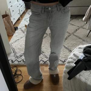 Säljer dessa lågmidjade jeans från Gina tricot i storlek 34. Knappt använda! Köpta för 499kr, säljer för 200kr. Skriv för fler bilder 🥰